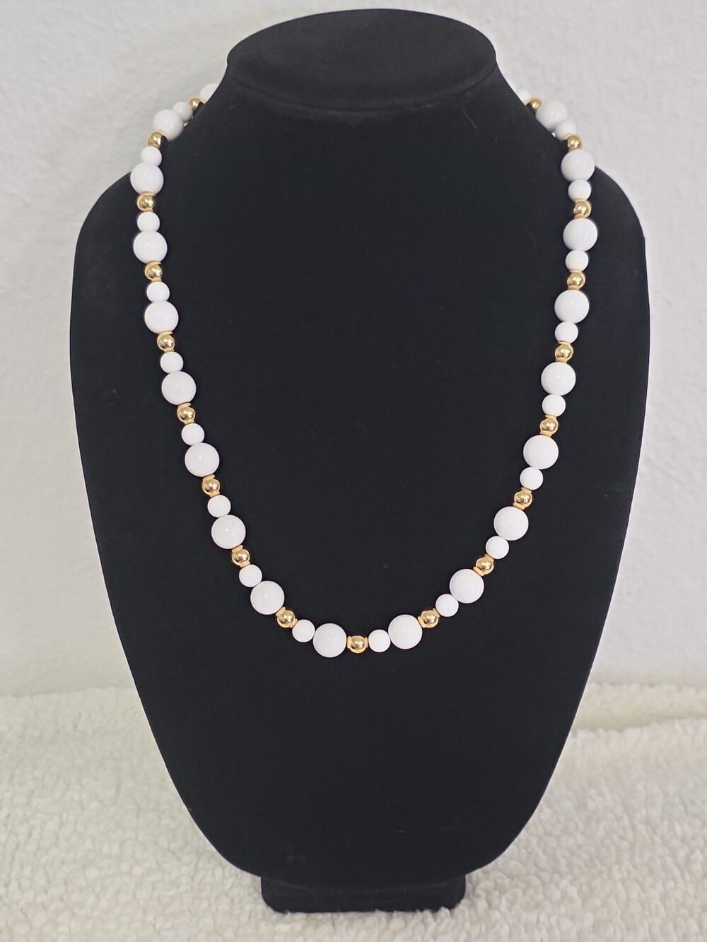 Vintage Retro Preppy Classic Design Beaded Necklace White And Gold Tones